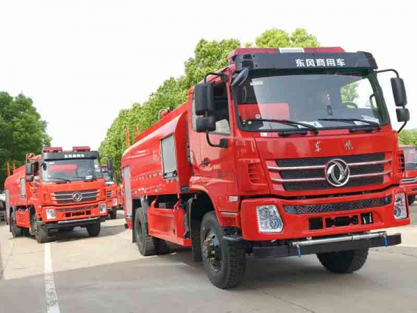 東風四驅(qū)越野8.5噸供水車